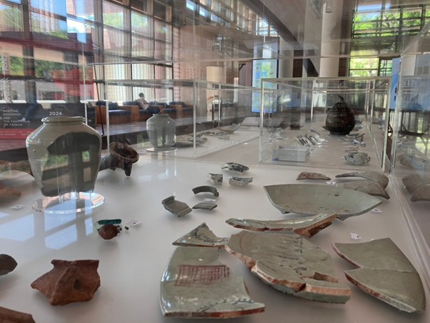 「海域交流——臺灣形成」展覽中的陶瓷器與考古出土物展示