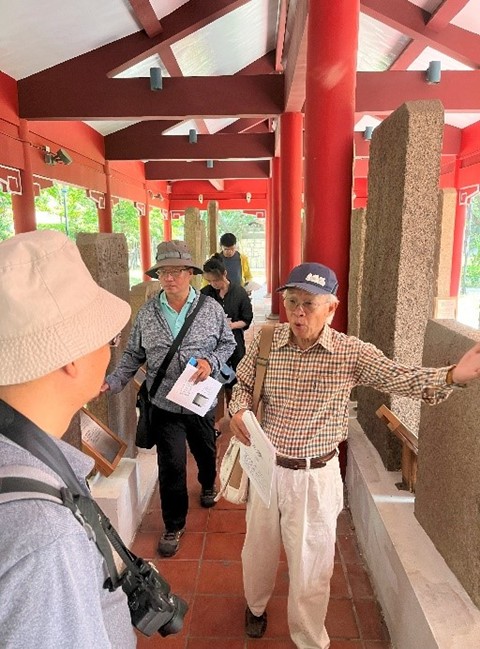工作坊參與者前往臺南大南門碑林進行碑刻實地考察