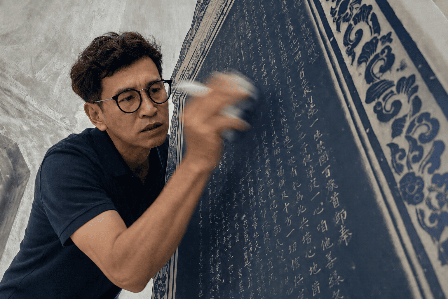 裴光雄老師進行越南碑拓實作