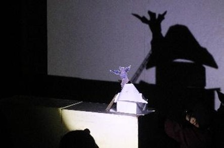 《鹿蹤》演出以物件與光影拼組出鹿的剪影