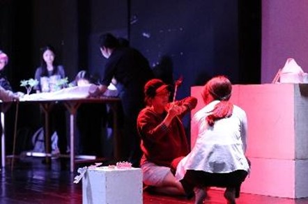 《鹿蹤》劇場演出現場，學生以身體、物件與舞台空間進行表演