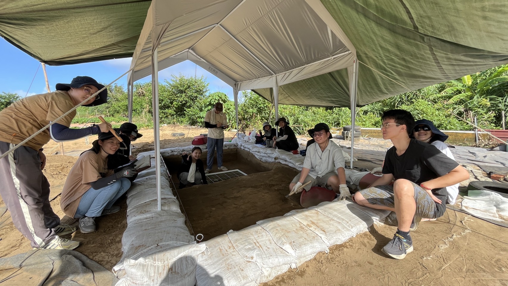 國際南島考古學校學員在仁里遺址探坑進行田野工作