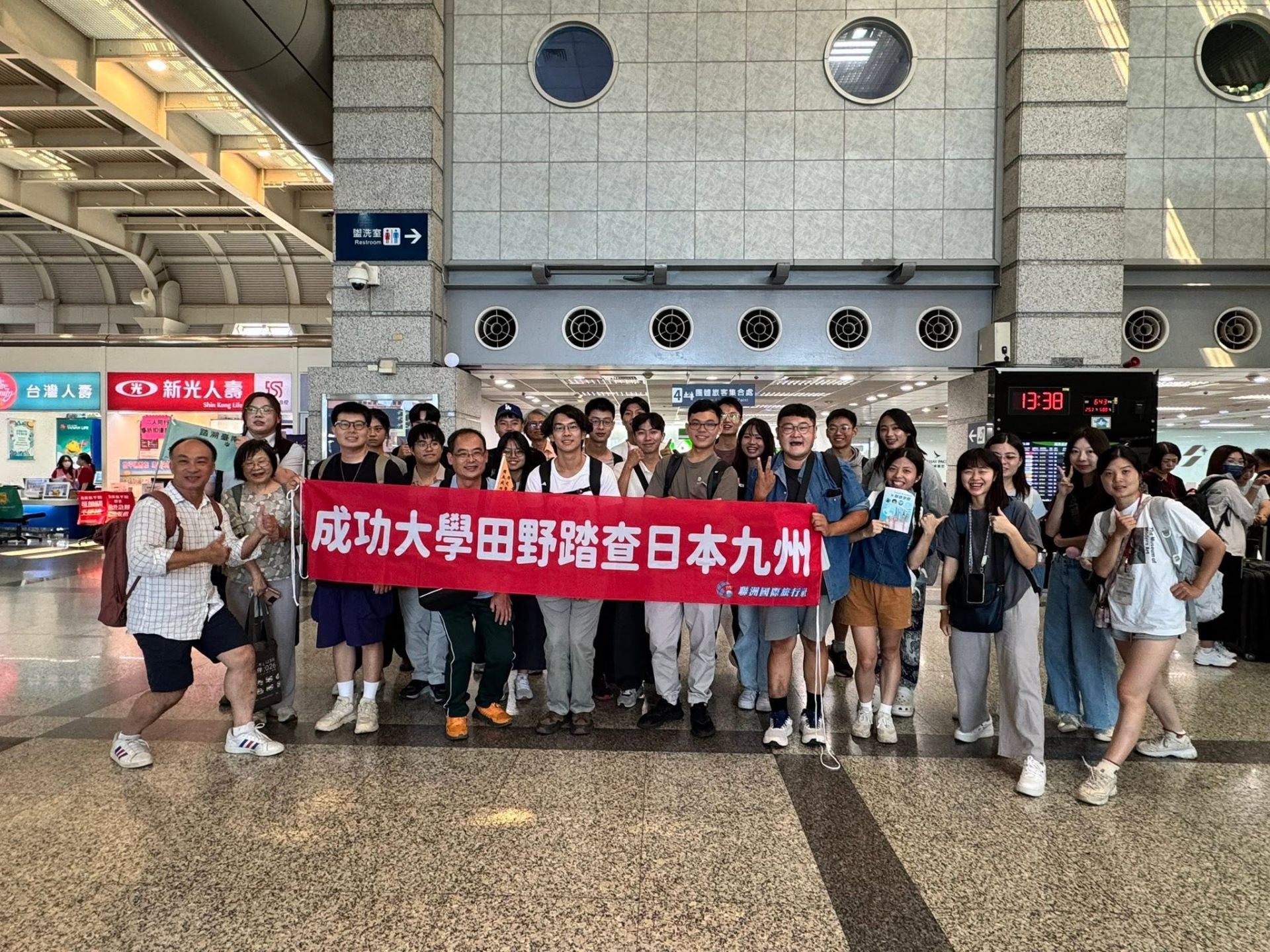 踏溯九州課程師生於高雄小港機場合影