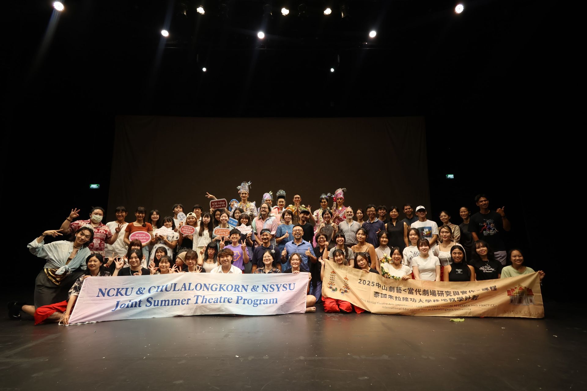 學生和老師上台和演員大合照